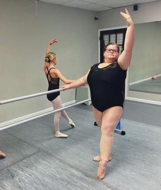 Liz, la ballerina che non vuole essere definita “plus-size”
