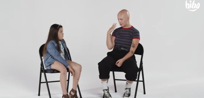 Incontro tra una bambina e una ragazza con l’alopecia