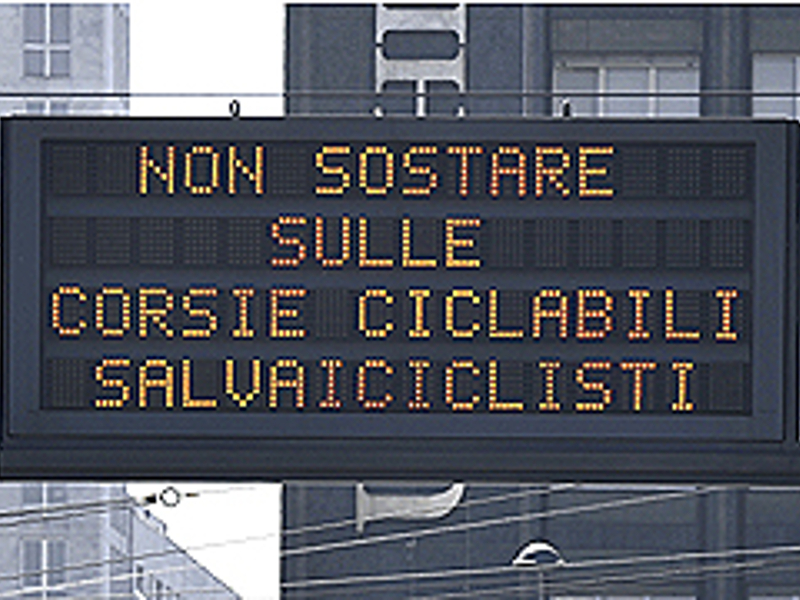 “Salva i ciclisti”, a Torino il pannello lo dice agli automobilisti