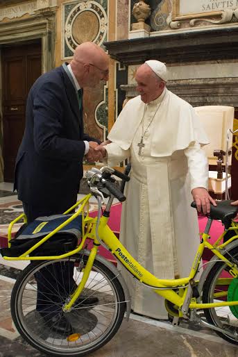 Le Poste regalano a Papa Francesco una bicicletta a pedalata assistita dei postini