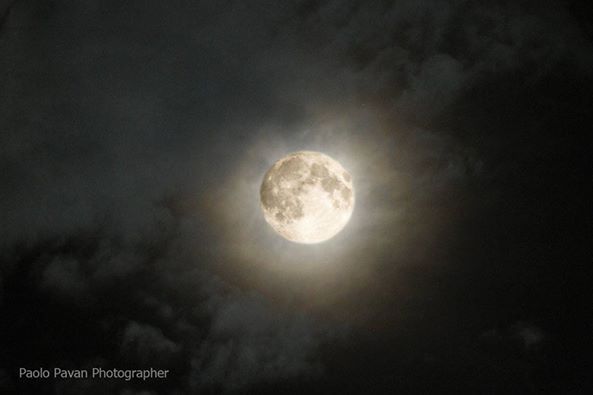 Lo spettacolo della luna piena d’agosto vista dal Piemonte