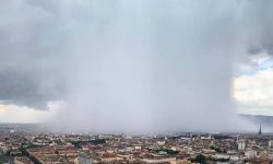 La bomba d’acqua su Torino dal grattacielo di Intesa San Paolo a Porta Susa