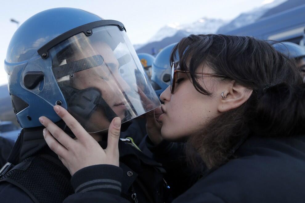 Il bacio della notav al poliziotto: un’icona che non sarà