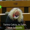 Mick Wallace celebra il successo del Toro sul Sassuolo durante la seduta del Parlamento Europeo