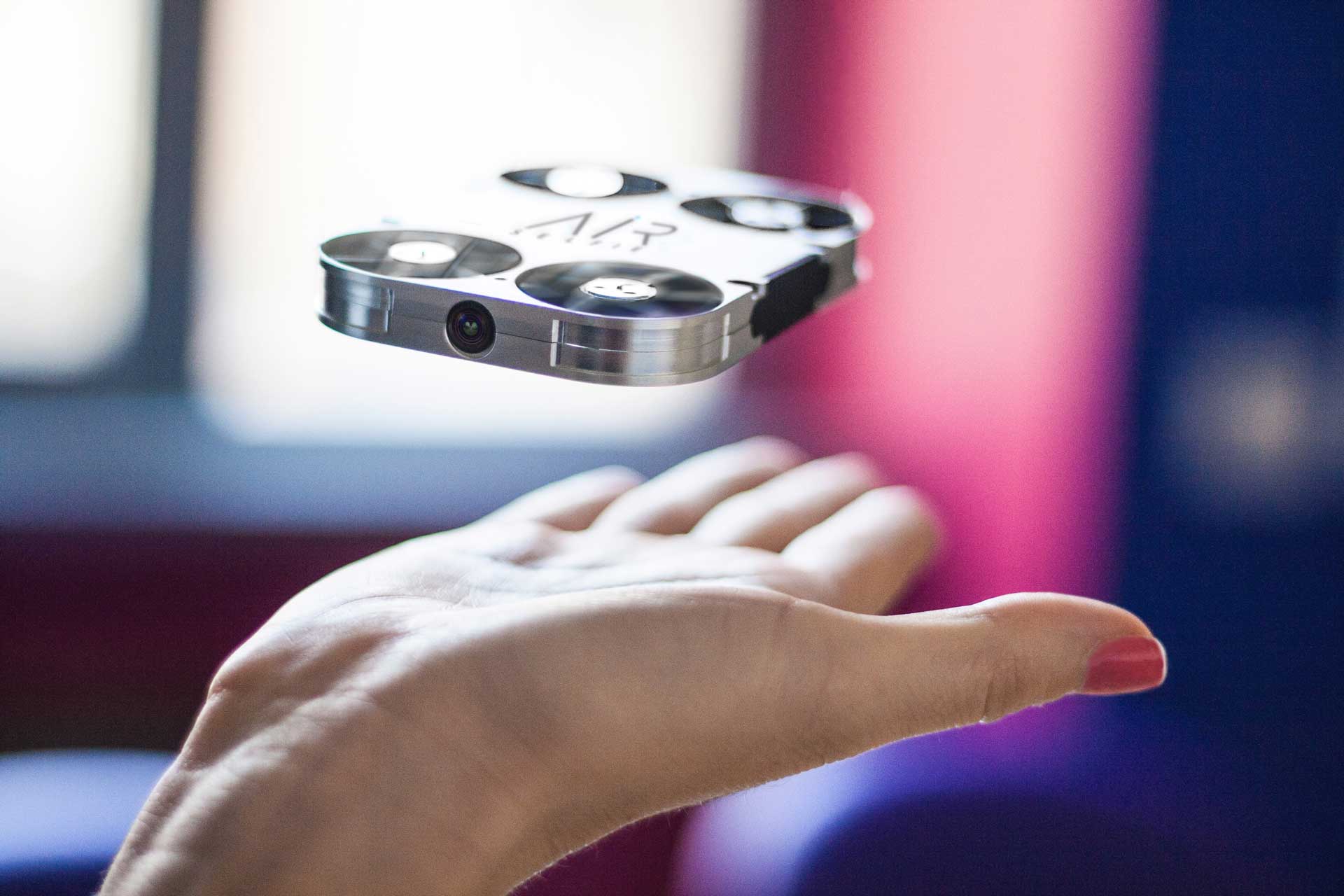 AirSelfie, il mini drone tascabile controllabile da smartphone con le radici ad Alba