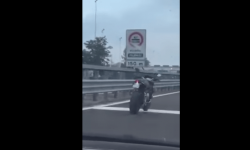 Il video della corsa della moto senza pilota in autostrada