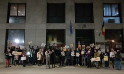 La comunità rumena protesta a Torino davanti al consolato per la situazione politica ed economica in Romania
