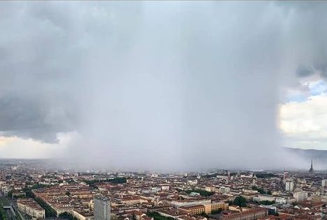 La bomba d’acqua su Torino dal grattacielo di Intesa San Paolo a Porta Susa