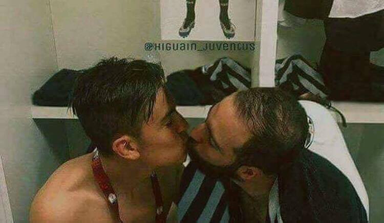 La foto del bacio tra Dybala e Higuain è un fake