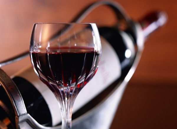 Il Vino rosso è come l’amore fa bene al cuore: Un Bicchiere Di Vino Prima Di Andare A dormire