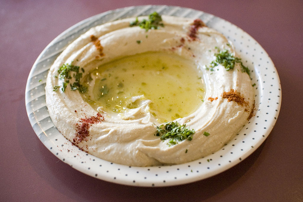 Un ristorante israeliano offre pasti a metà a prezzo a ebrei e musulmani che si siedono allo stesso tavolo