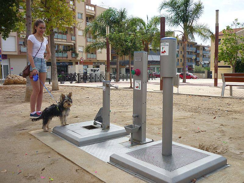 La Spagna lancia il progetto pilota di toilette per cani in strada. Addio ai bisognini di Fido a cielo aperto