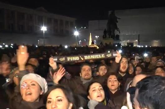 Napoli canta per Pino Daniele: flash mob in piazza Plebiscito con Napul’è