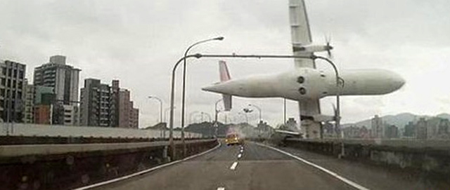 Aereo della TransAsia Airways precipita contro un ponte a Taiwan Taipei