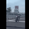 Il video della corsa della moto senza pilota in autostrada