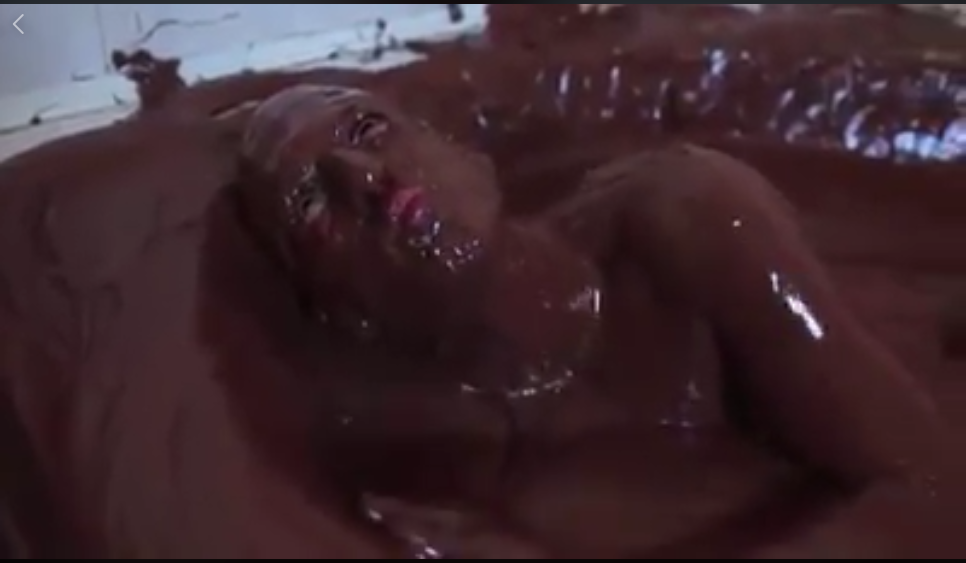 Il video dell’uomo che fa il bagno in 275 kg di Nutella
